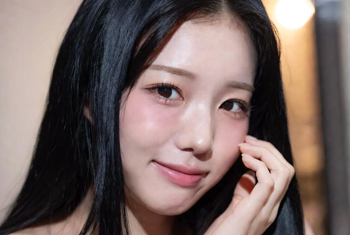 洗顔直後のしっとりした肌に下地をスポンジでポンポンと馴染ませている手元