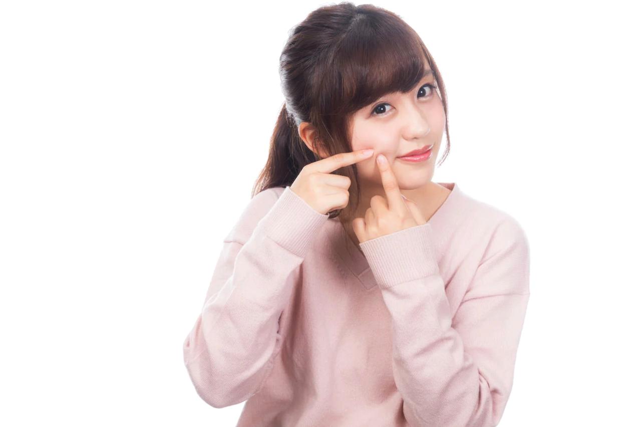 ブルーライトによって肌にダメージが与えられているイメージ
