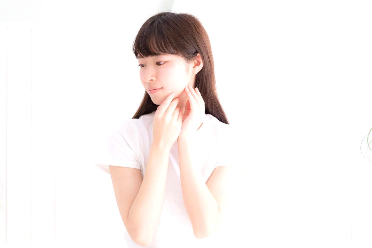 加湿器から出るミストとリラックスする女性