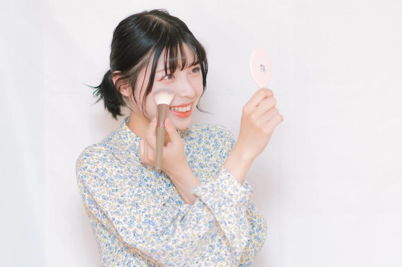 朝のメイク仕上げにUVミストを使い、その後外出先で笑顔で過ごす女性のイメージ