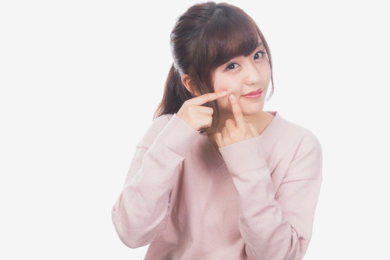 PC作業中の40代女性が顔に手を当てて疲れた表情を浮かべている様子