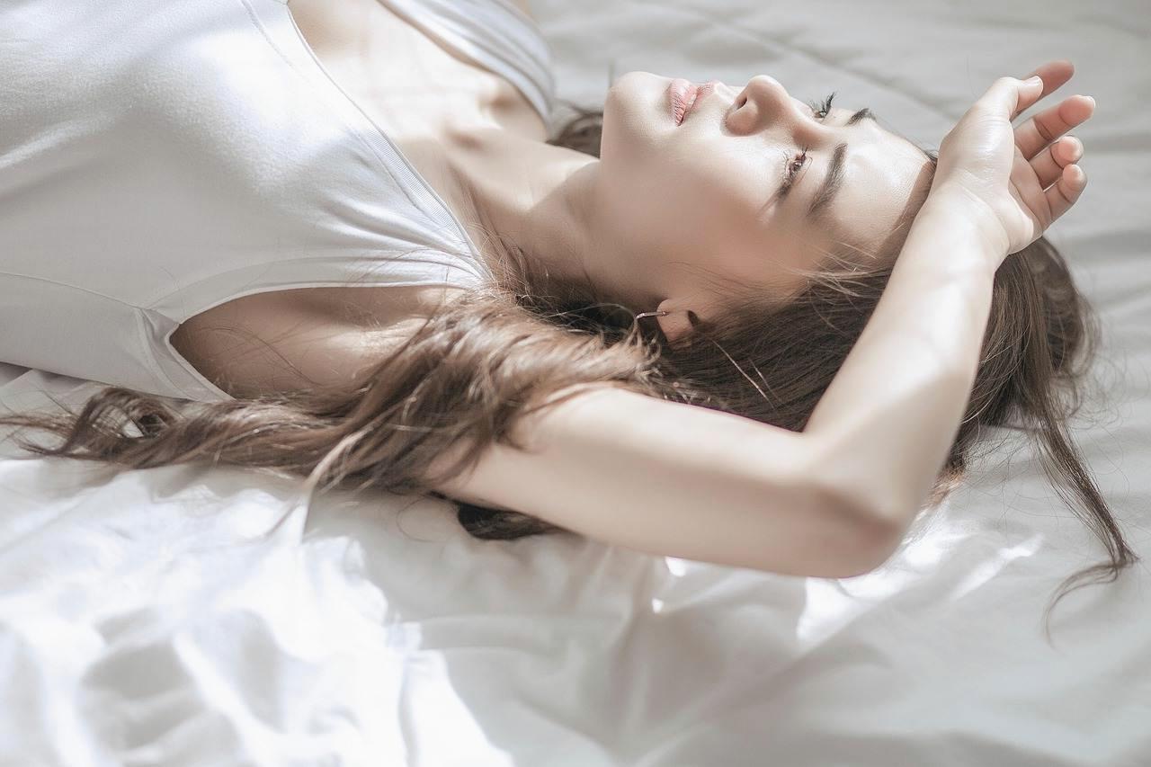 無意識の肌負担を見直しながら美容習慣を整える大人の女性