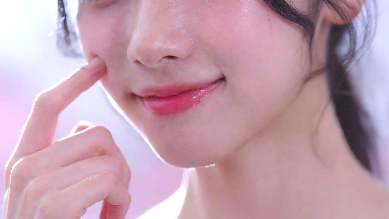 クレイパックで毛穴ケアをする女性のスキンケアイメージ