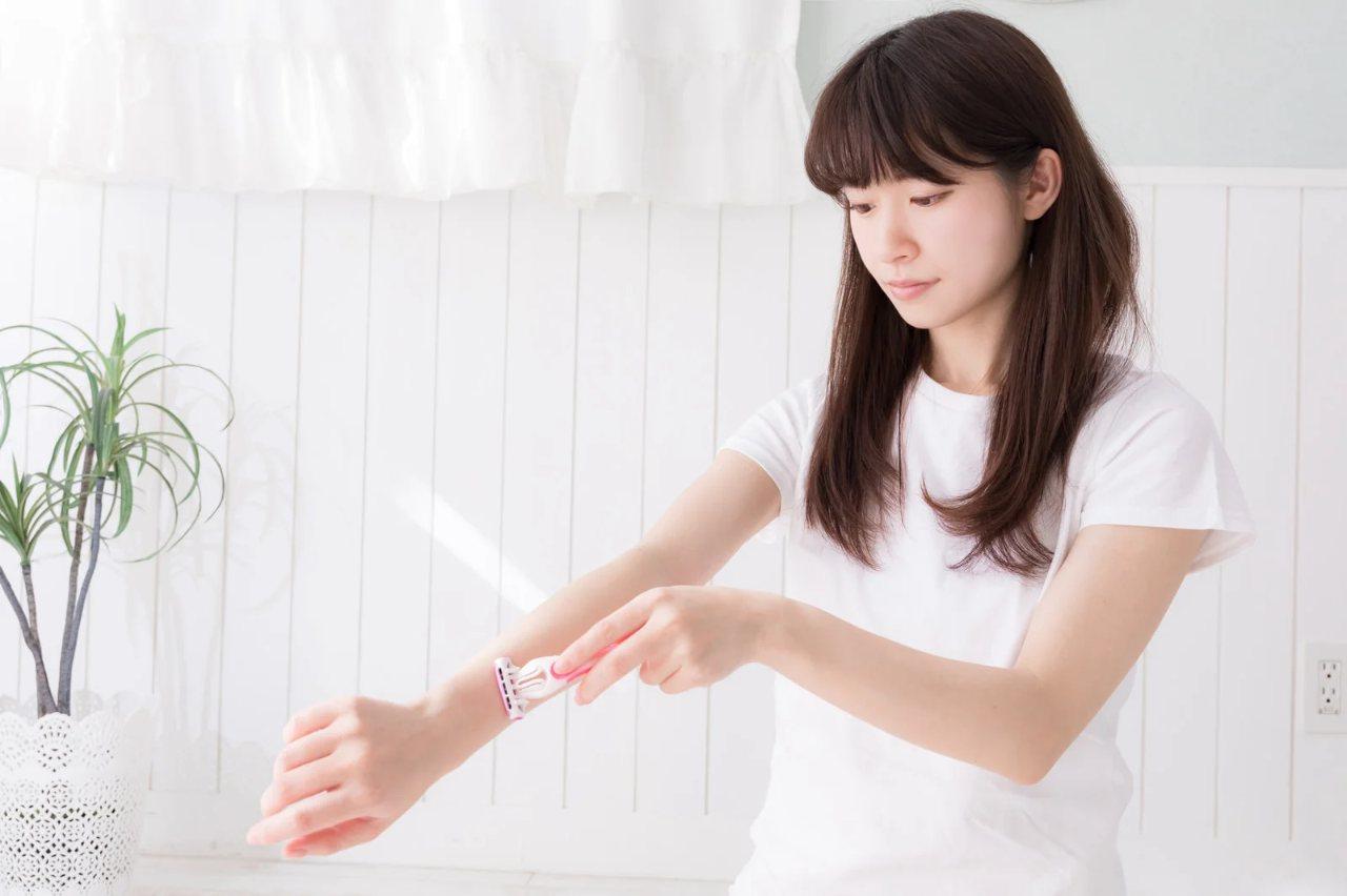 ノンケミカル日焼け止めの成分表示をじっくり見ている女性の様子