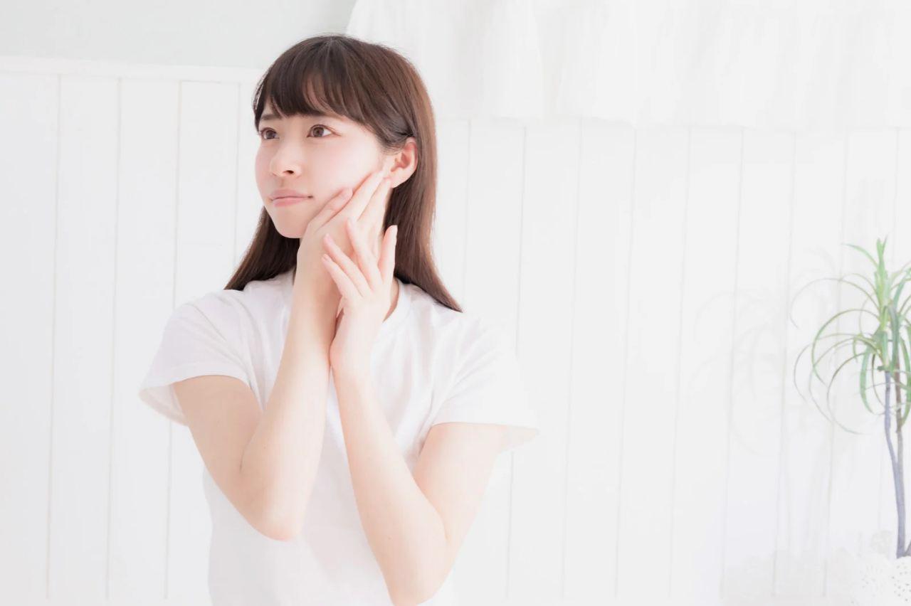 朝と夜で丁寧に肌を整える大人の女性の洗面台まわりの美容時間
