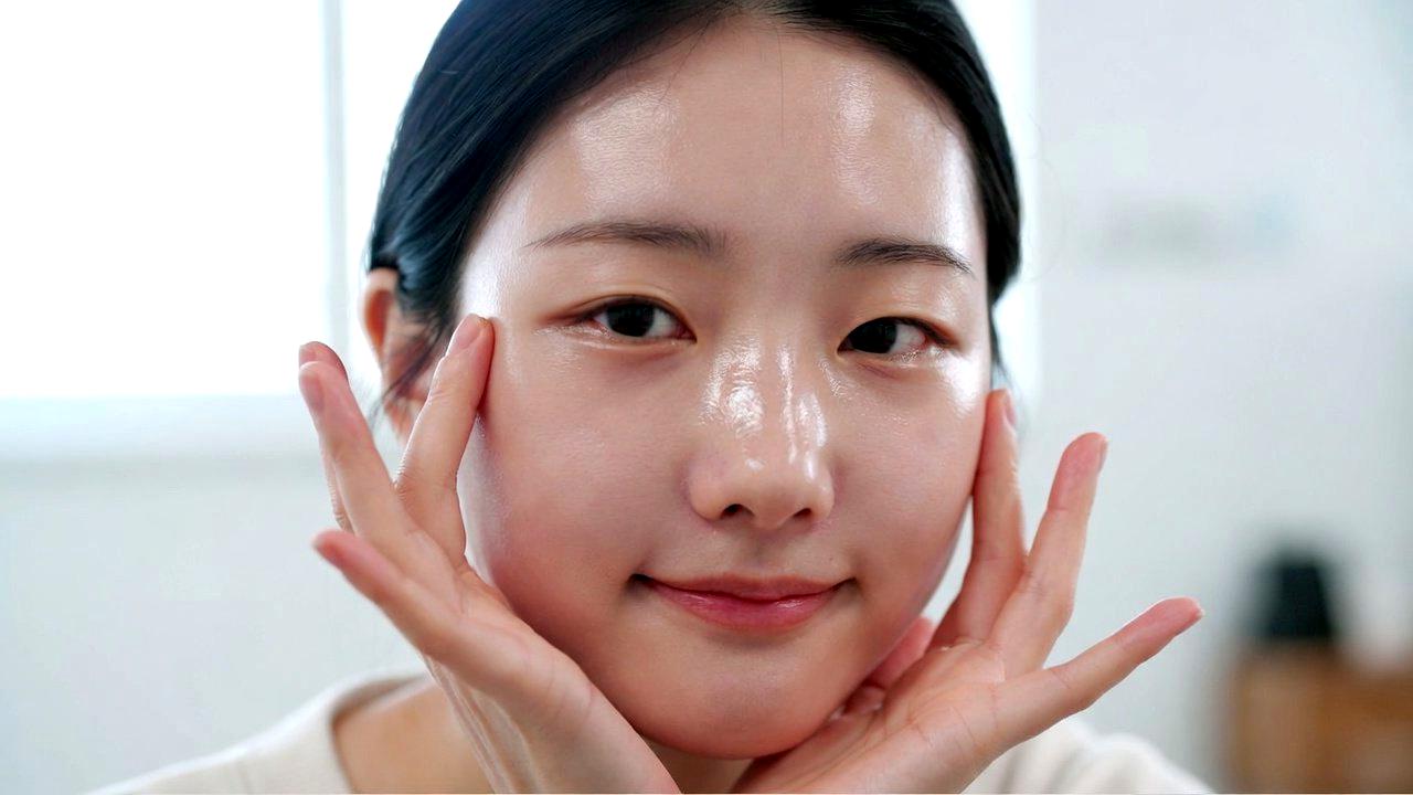 洗顔後すぐに保湿ケアをして肌を整える女性のスキンケア時間