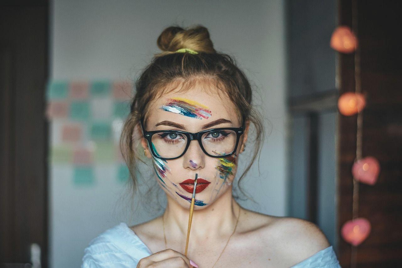 鏡の前で自分の肌タイプを確認する女性のポートレート