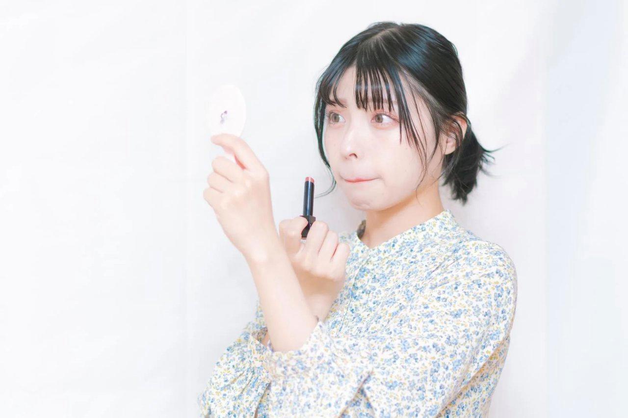 朝起きて鏡を見る女性のむくんだ顔と夜の生活習慣をイメージしたイラスト