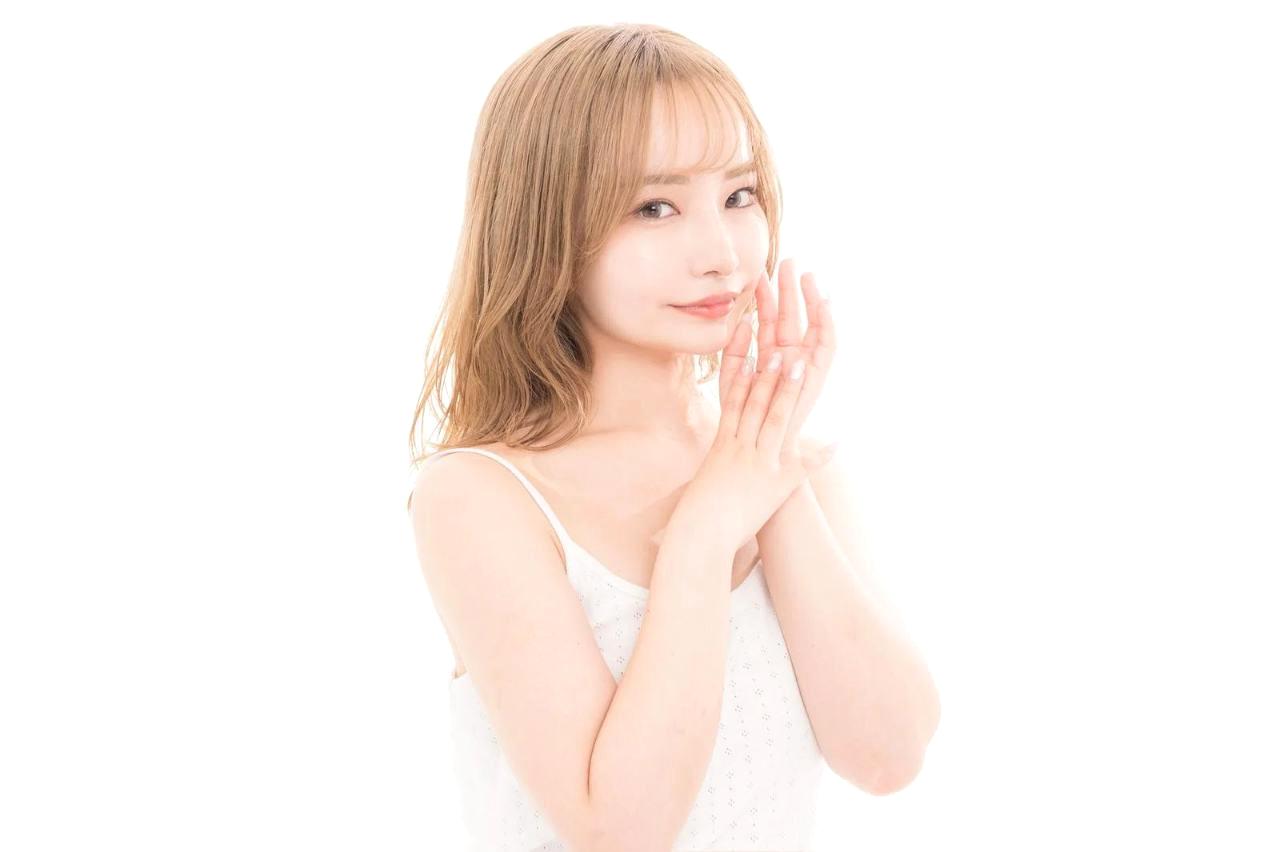 日焼け止めを塗りながら紫外線対策をする洗練された女性