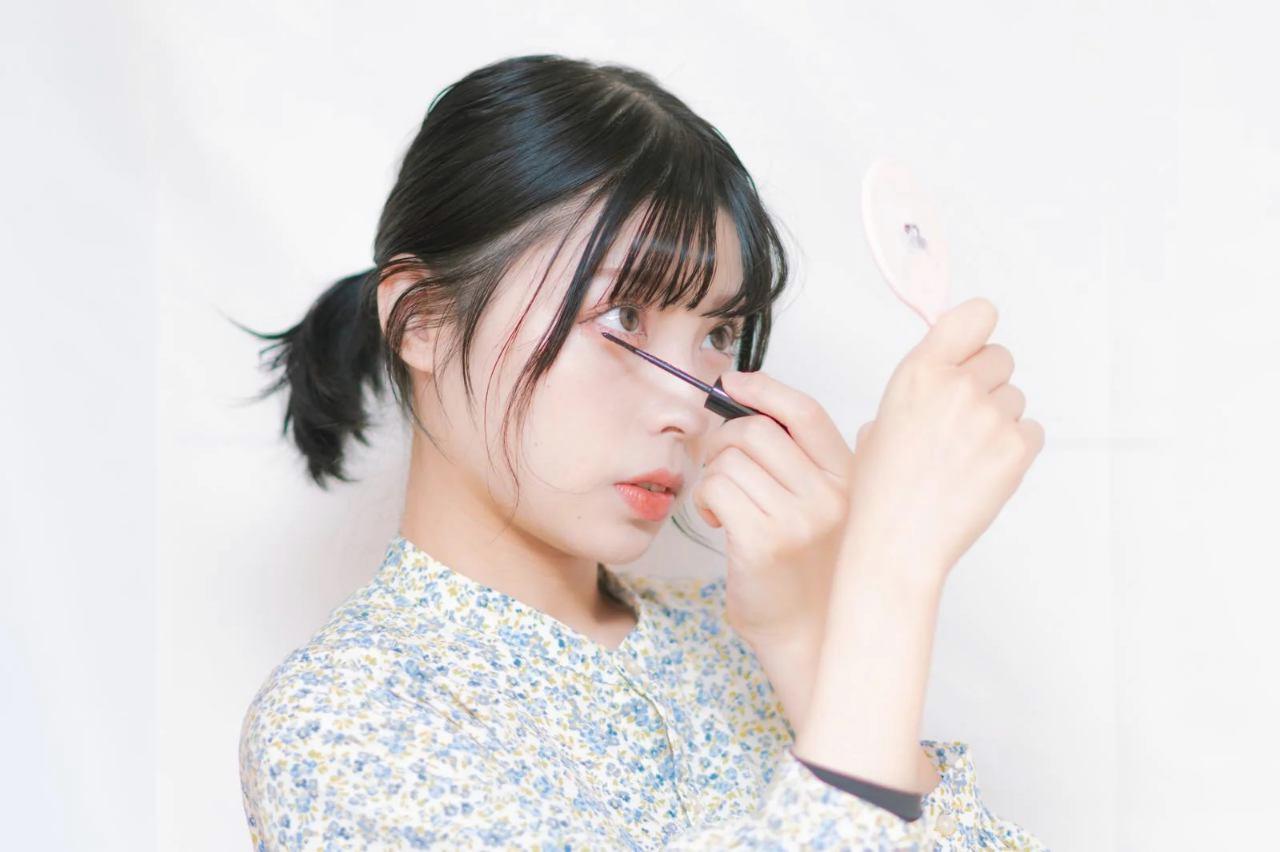 おでこのほくろを活かした上品な顔立ちの女性イメージ