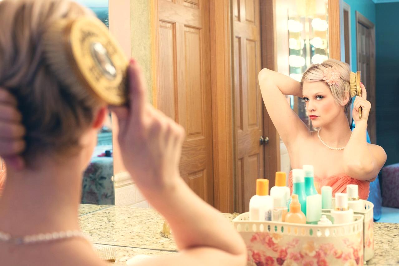 頭皮に優しい機能が備わった最新のヘアドライヤーを手に持つイメージ