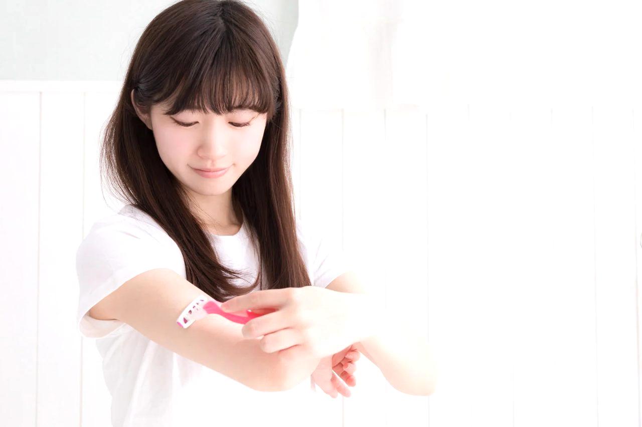 日焼け止めで手元の紫外線ケアをする女性のイメージ