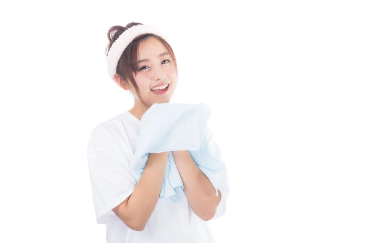 朝のクリーム洗顔で潤いを守り毛穴トラブルを防いだ、輝くような透明感のある大人女性の笑顔