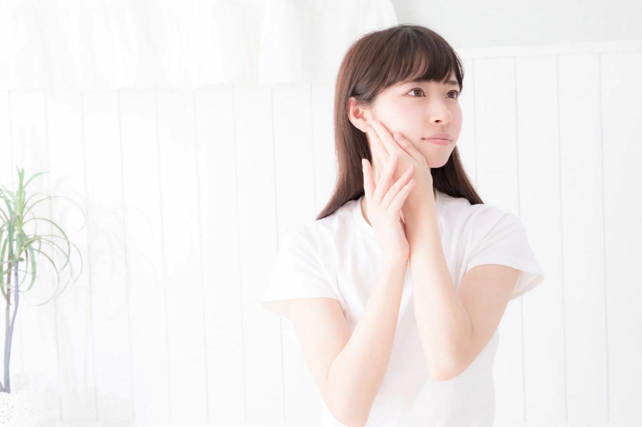 保湿力の高いハンドクリームやケア用品が並ぶイメージ
