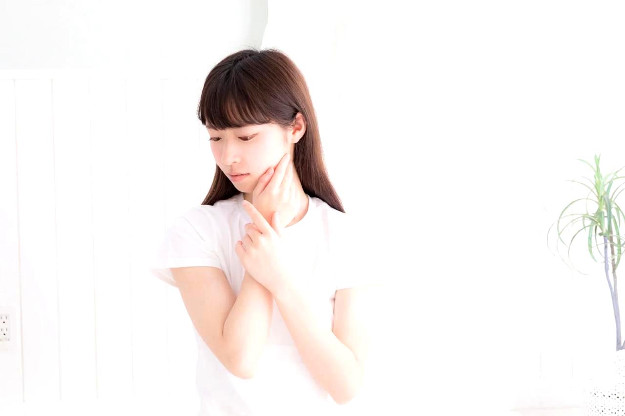 化粧水や乳液で丁寧に保湿ケアをする女性のイメージ