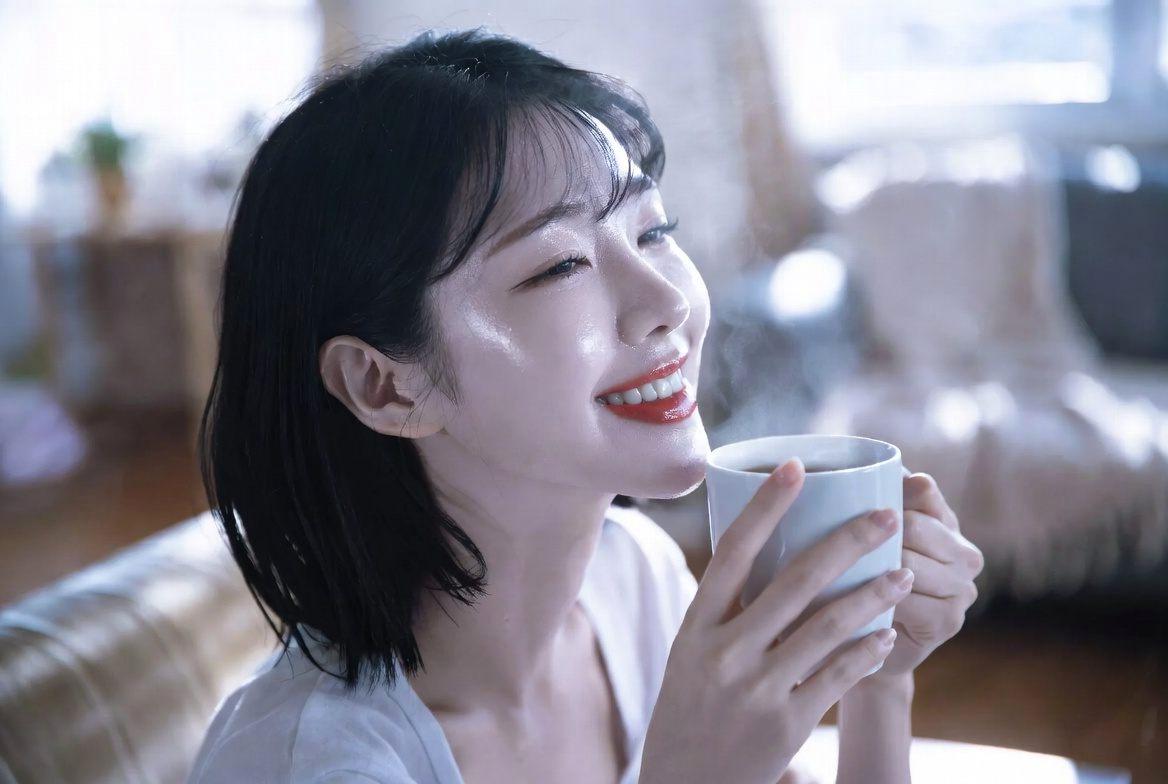 複数のジャスミンティーのパッケージと茶葉の比較