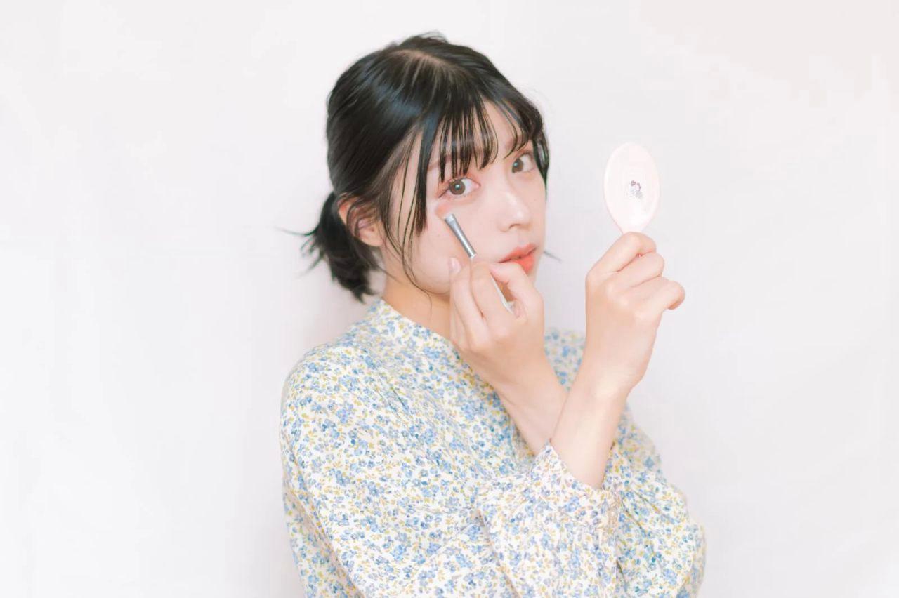 夜に玄米を食べて翌朝スッキリした女性のイメージ