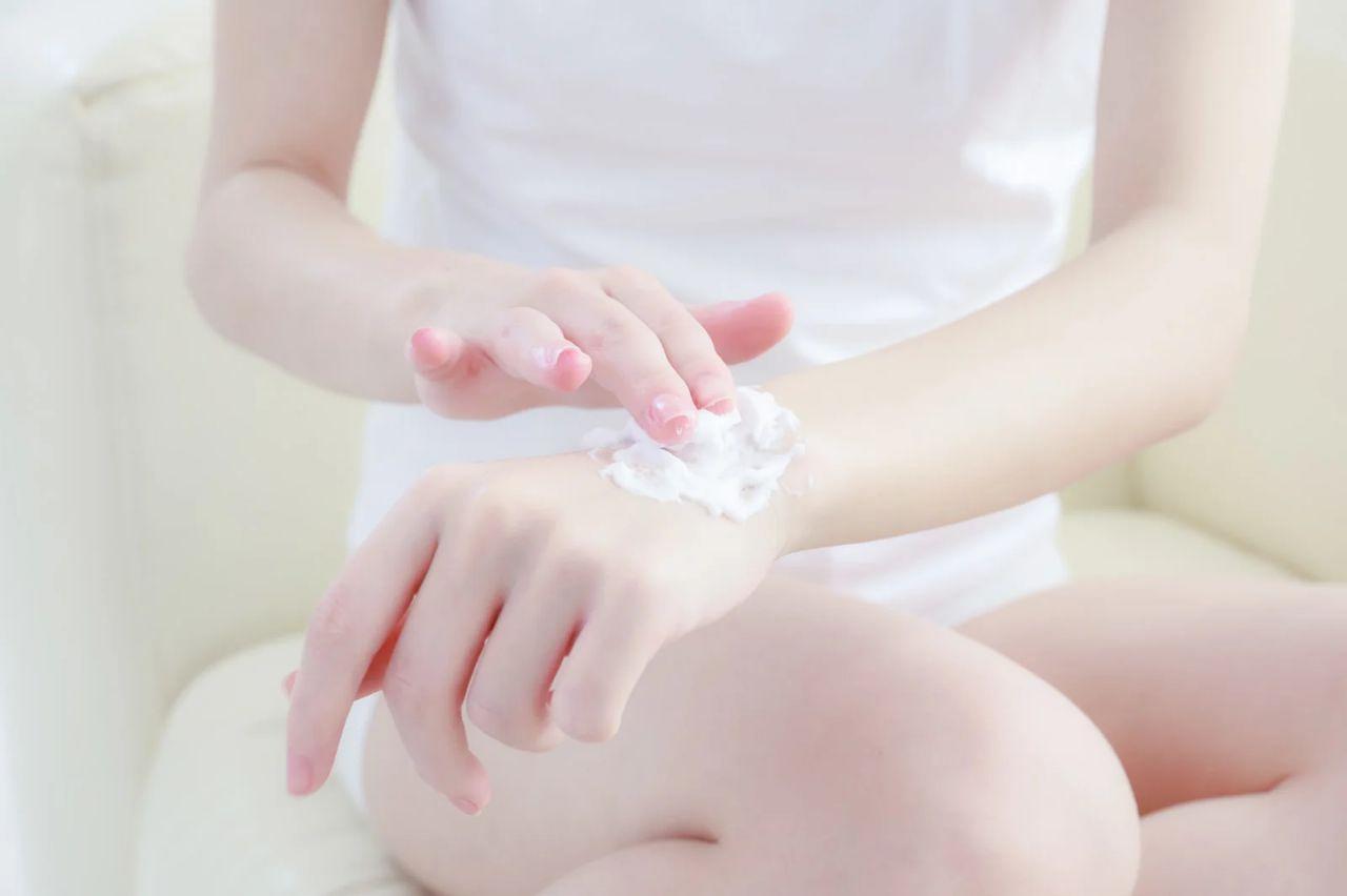 洗顔後にミストを吹きかける女性の様子