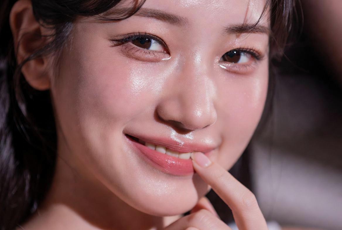 朝のリラックスタイムを楽しむ女性