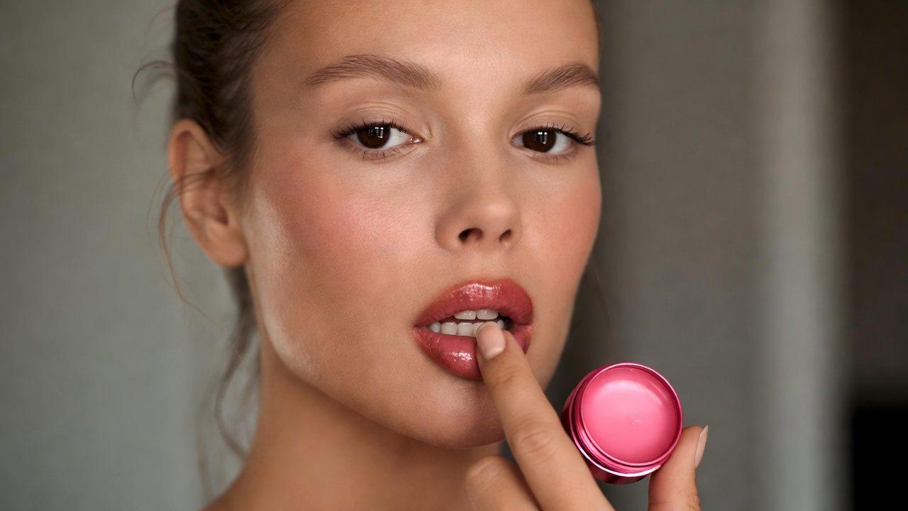 外出先でも乾燥から唇を守り、上品な血色感をキープする大人の女性