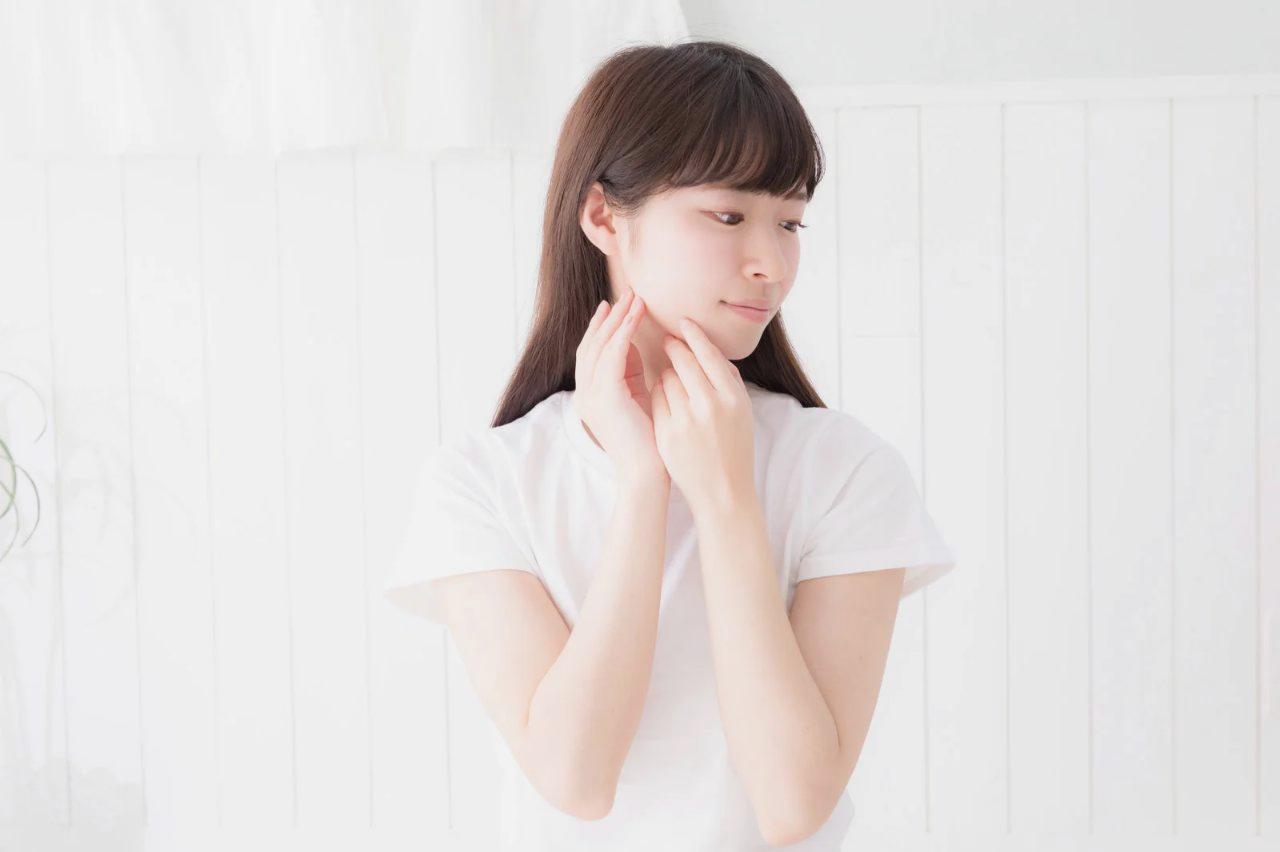 暑さと冷房で赤みが出ている女性の肌のクローズアップ