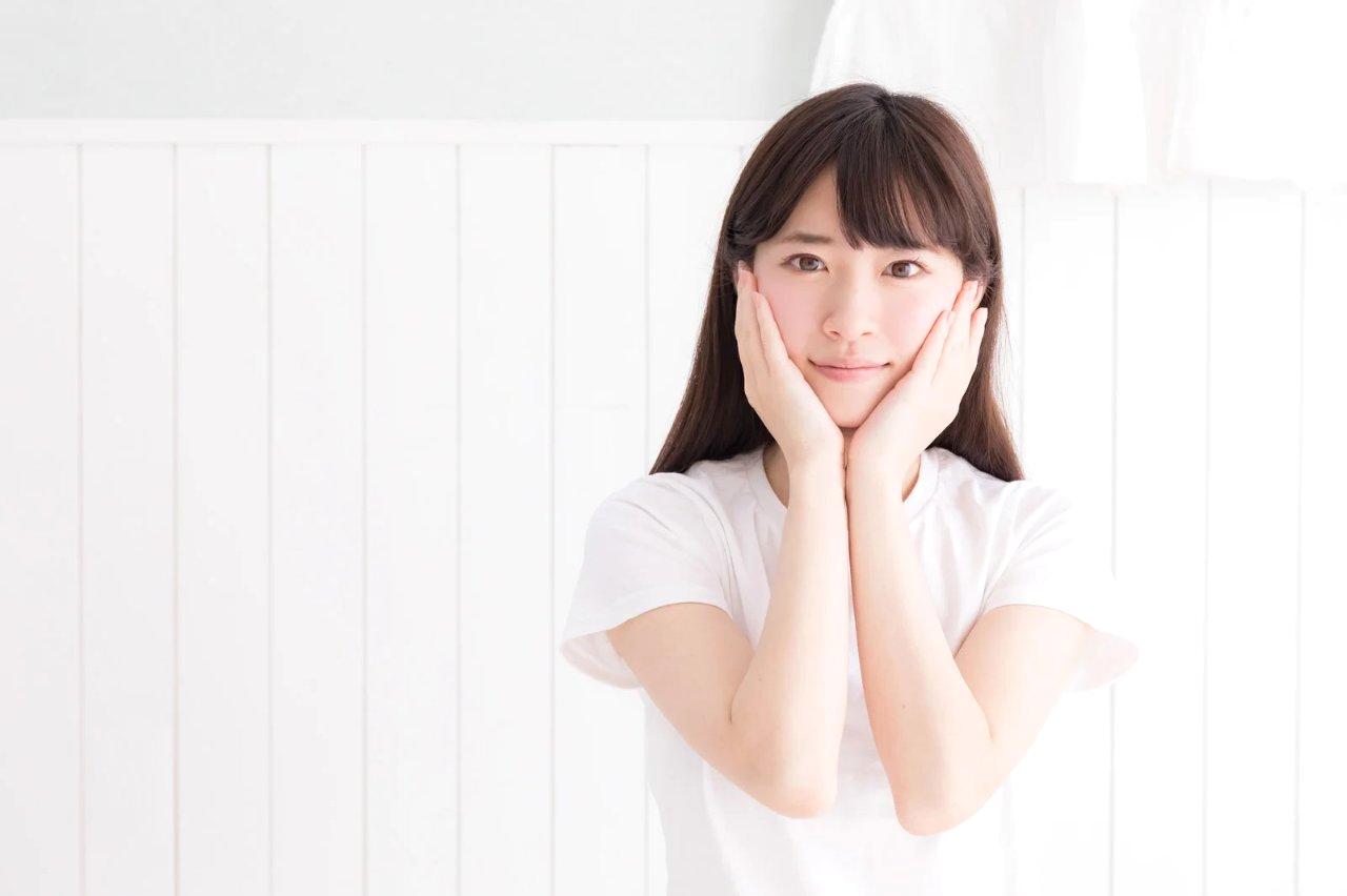 自分の肌質に合わせてナイトケアを選ぶ上品な女性のイメージ