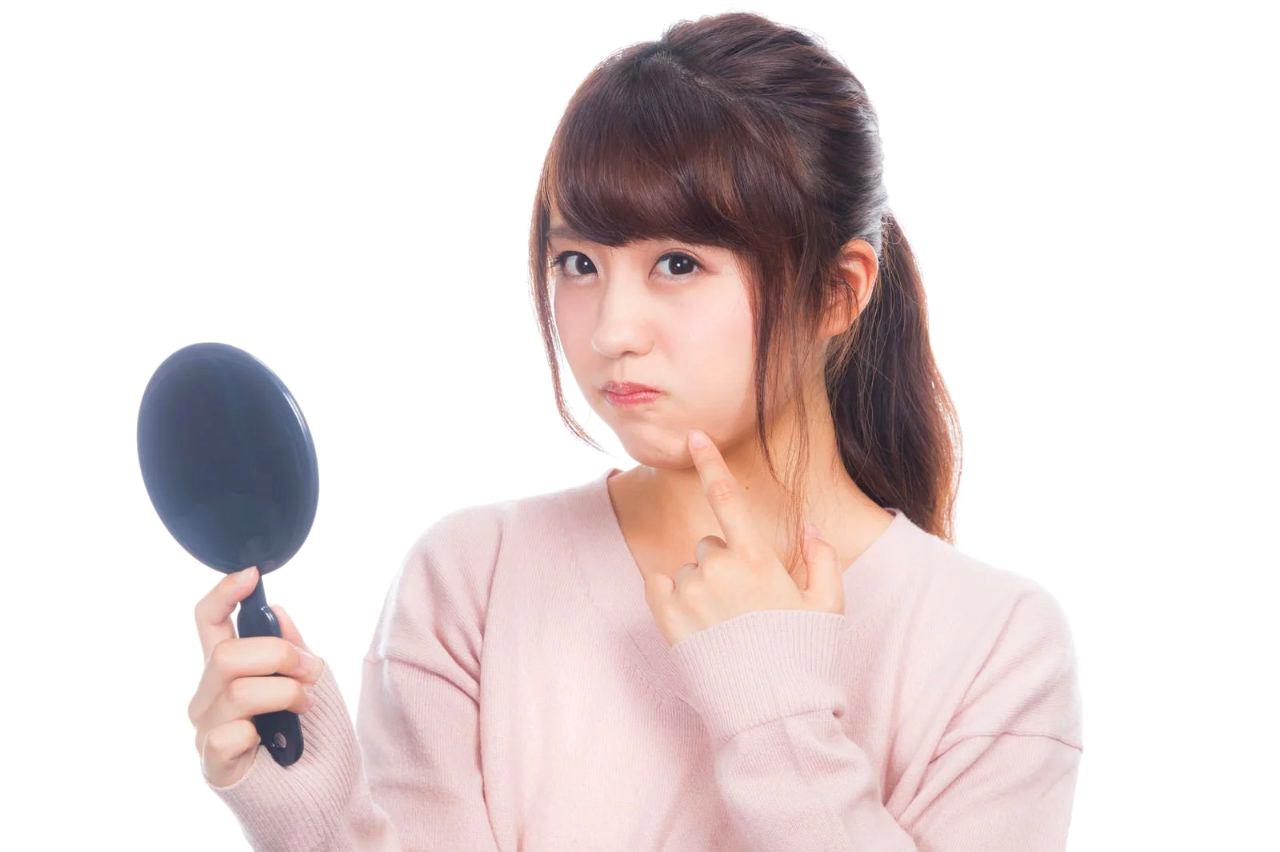 毛穴の黒ずみが気になる鼻のクローズアップ