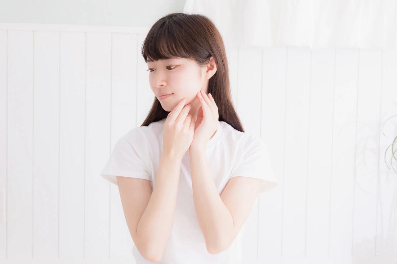 帽子や日傘を取り入れて上品にUV対策する女性の外出スタイル