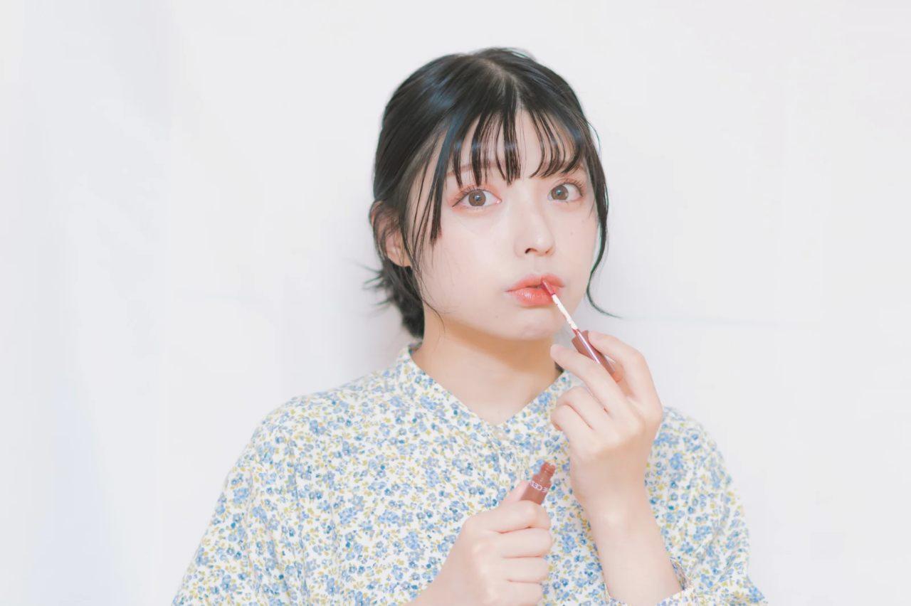 就寝前に敏感肌用の口テープを優しく貼る女性の手元写真
