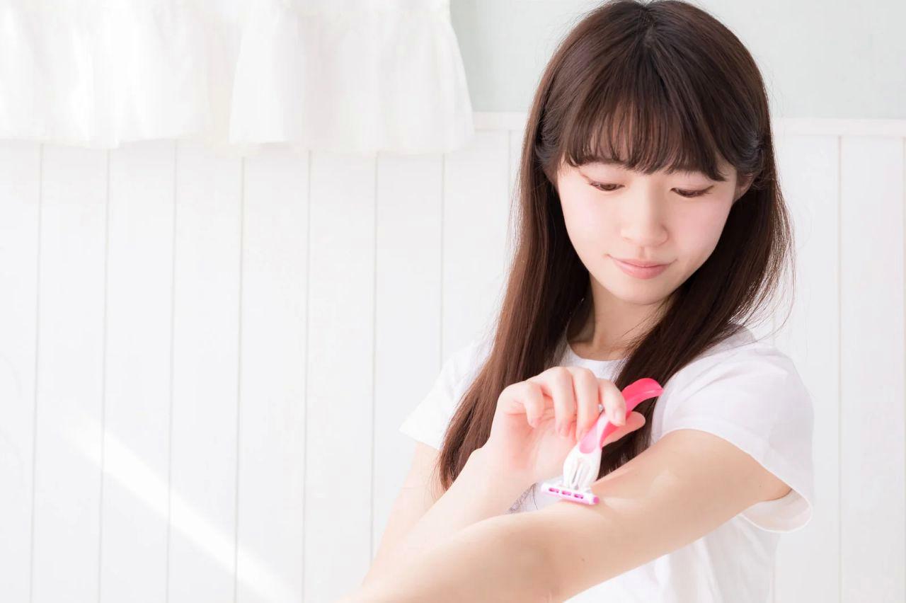 化粧水や乳液を丁寧に重ねて冬の乾燥肌を整えるスキンケアイメージ