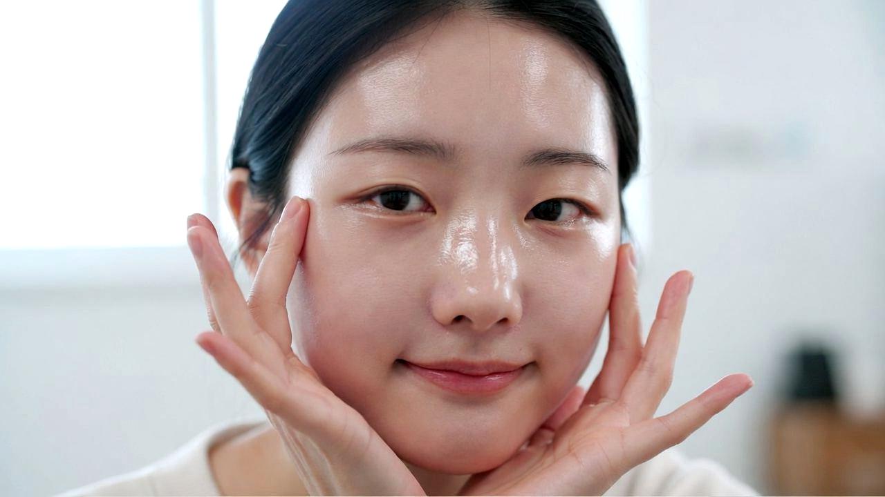洗顔ミストで丁寧にスキンケアを行う女性のイメージ