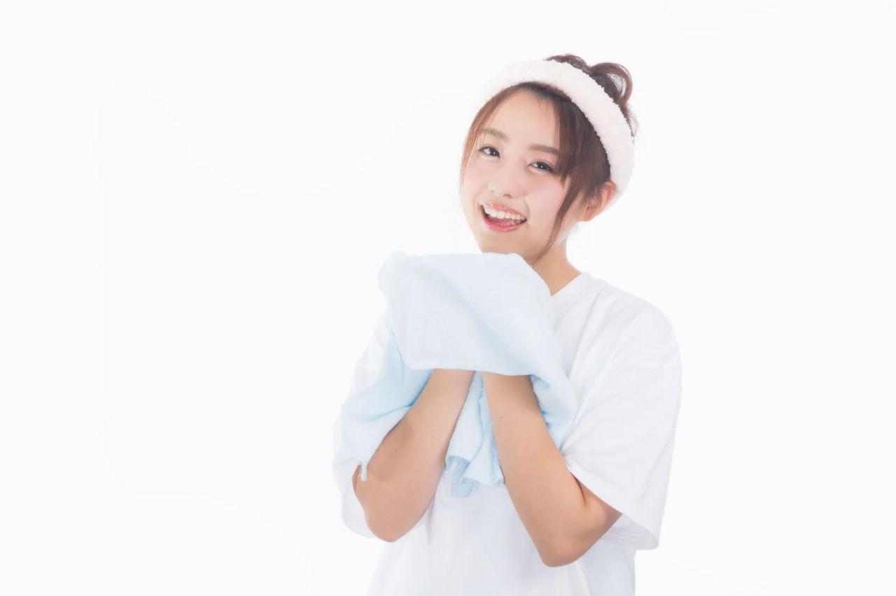 乾燥対策をした敏感肌の女性が健やかな肌で微笑む様子