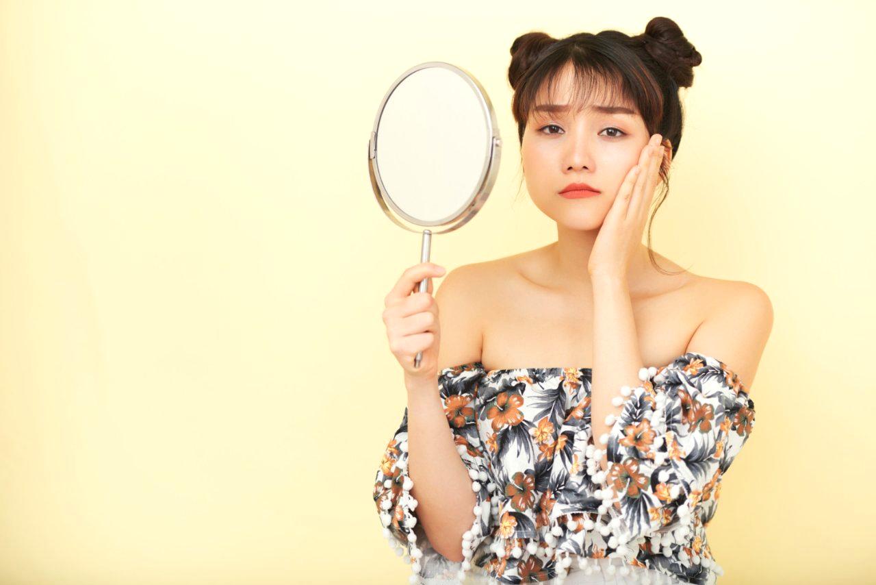 骨格ナチュラルの女性がラフな服を着て鏡の前に立っているイメージ画像