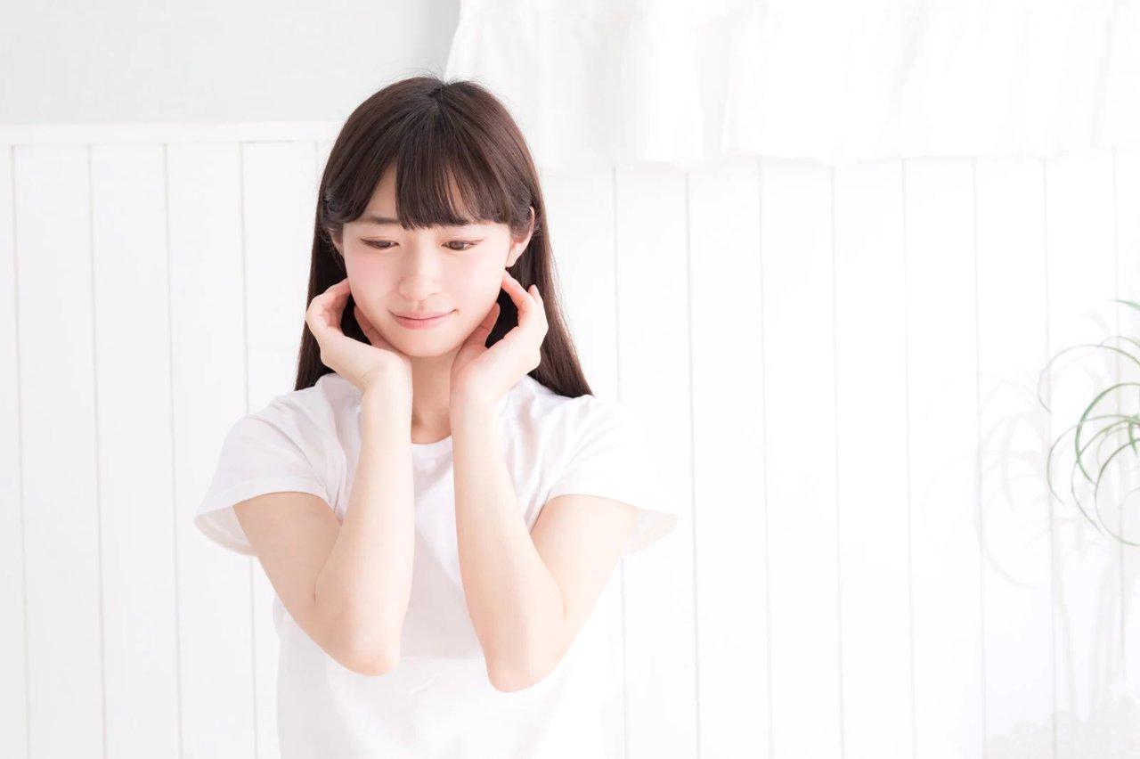 夜の室内で落ち着いた表情のまま肌知識を見直す女性のイメージ
