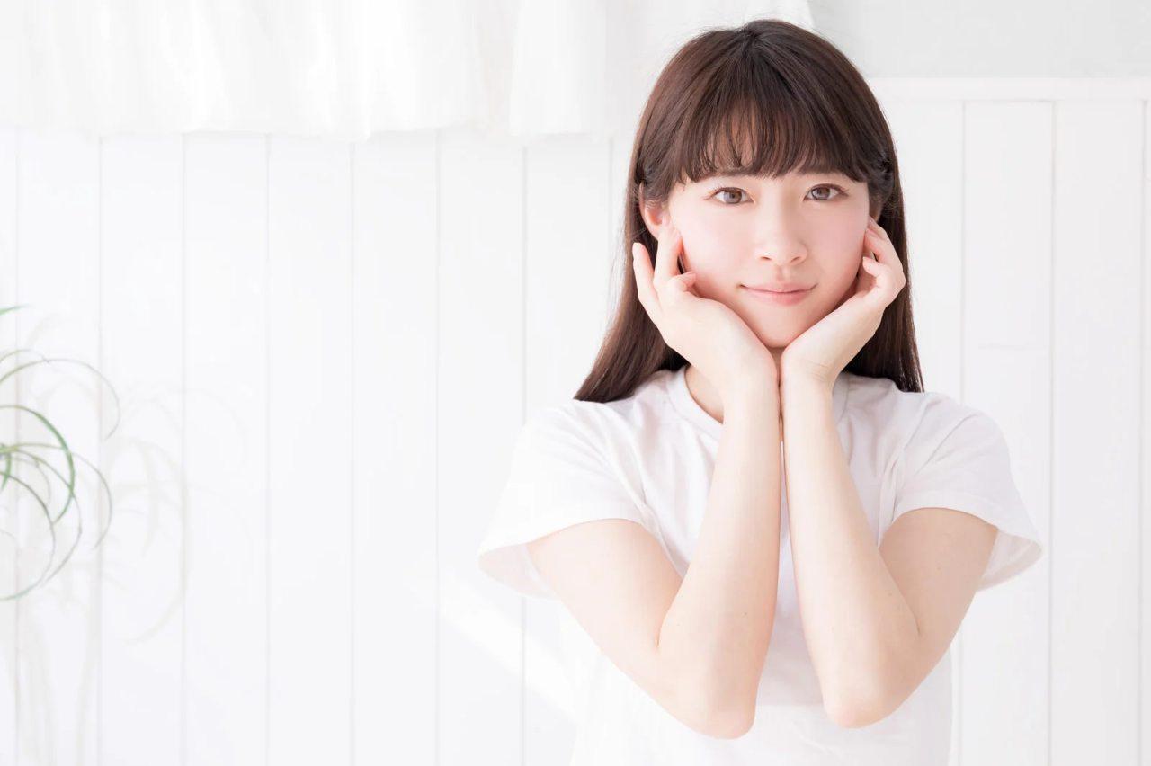 日焼け止めとスキンケアオイルを並べて比較するコスメ