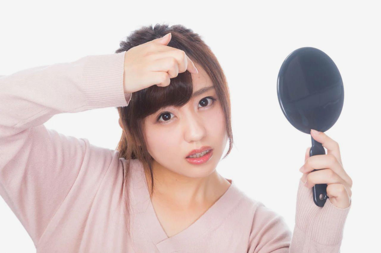 化粧水とともにインナーケアで美肌を目指す女性