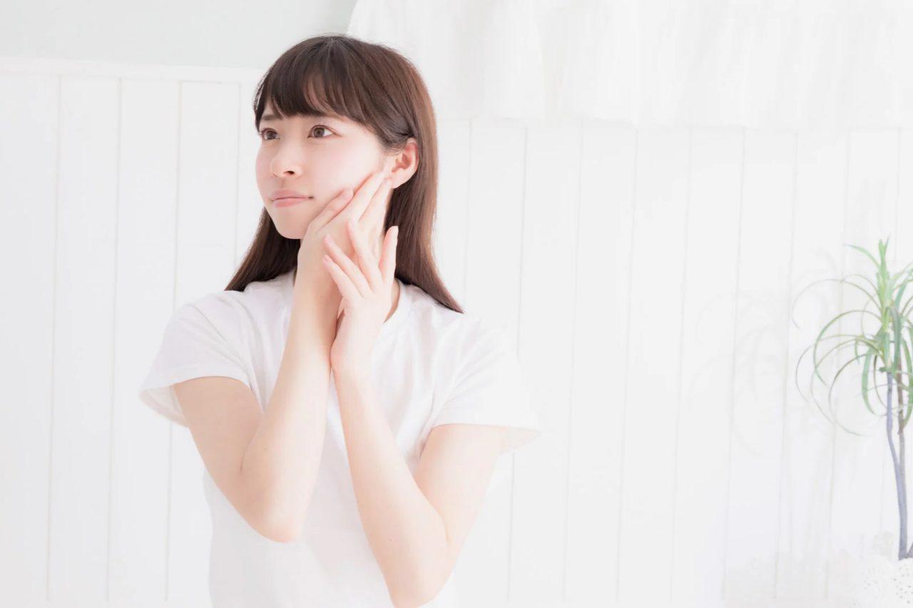 春の乾燥した季節に肌トラブルを感じる女性のスキンケア風景