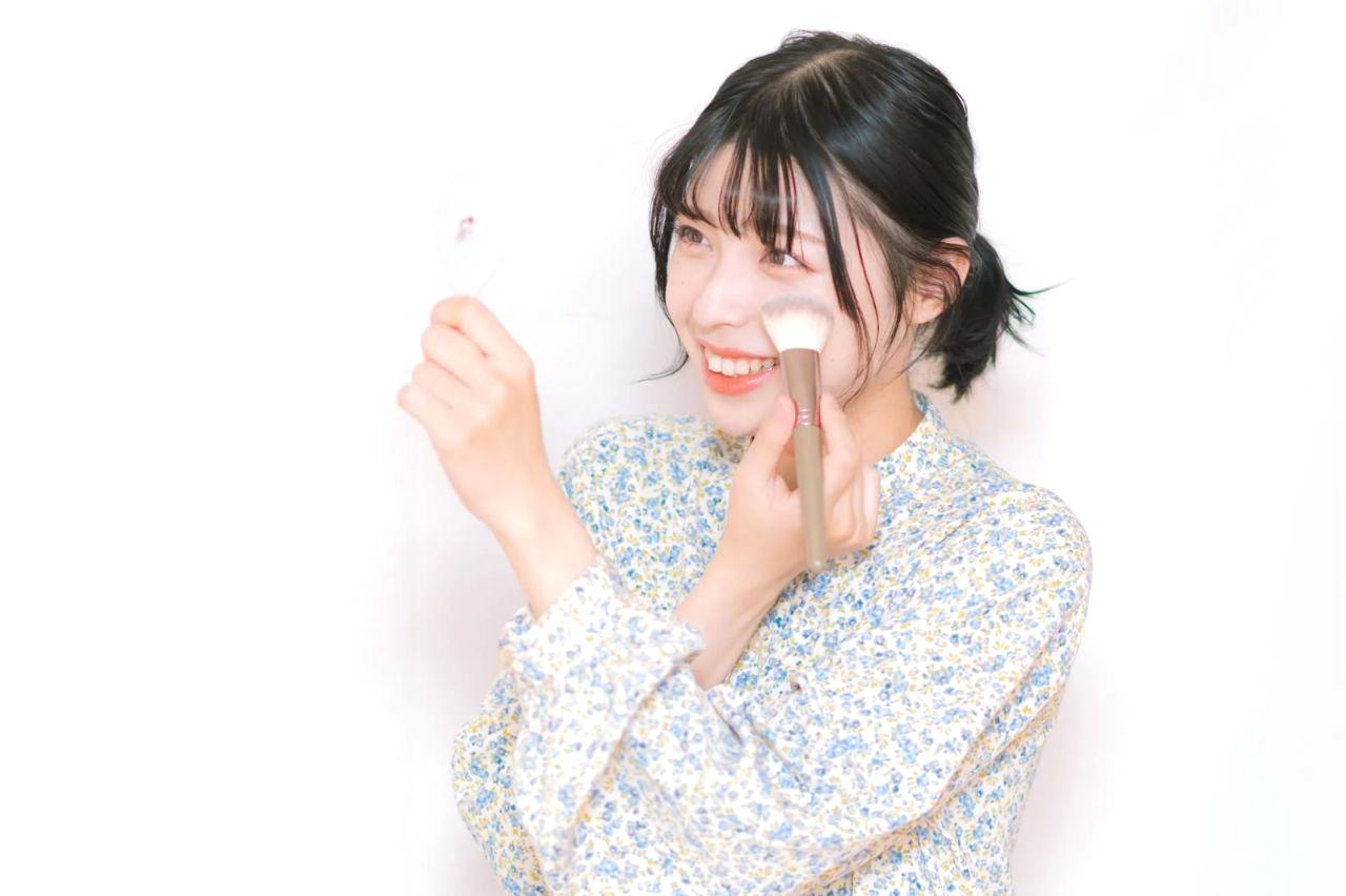 ツルツルな美しいデコルテをアピールする女性
