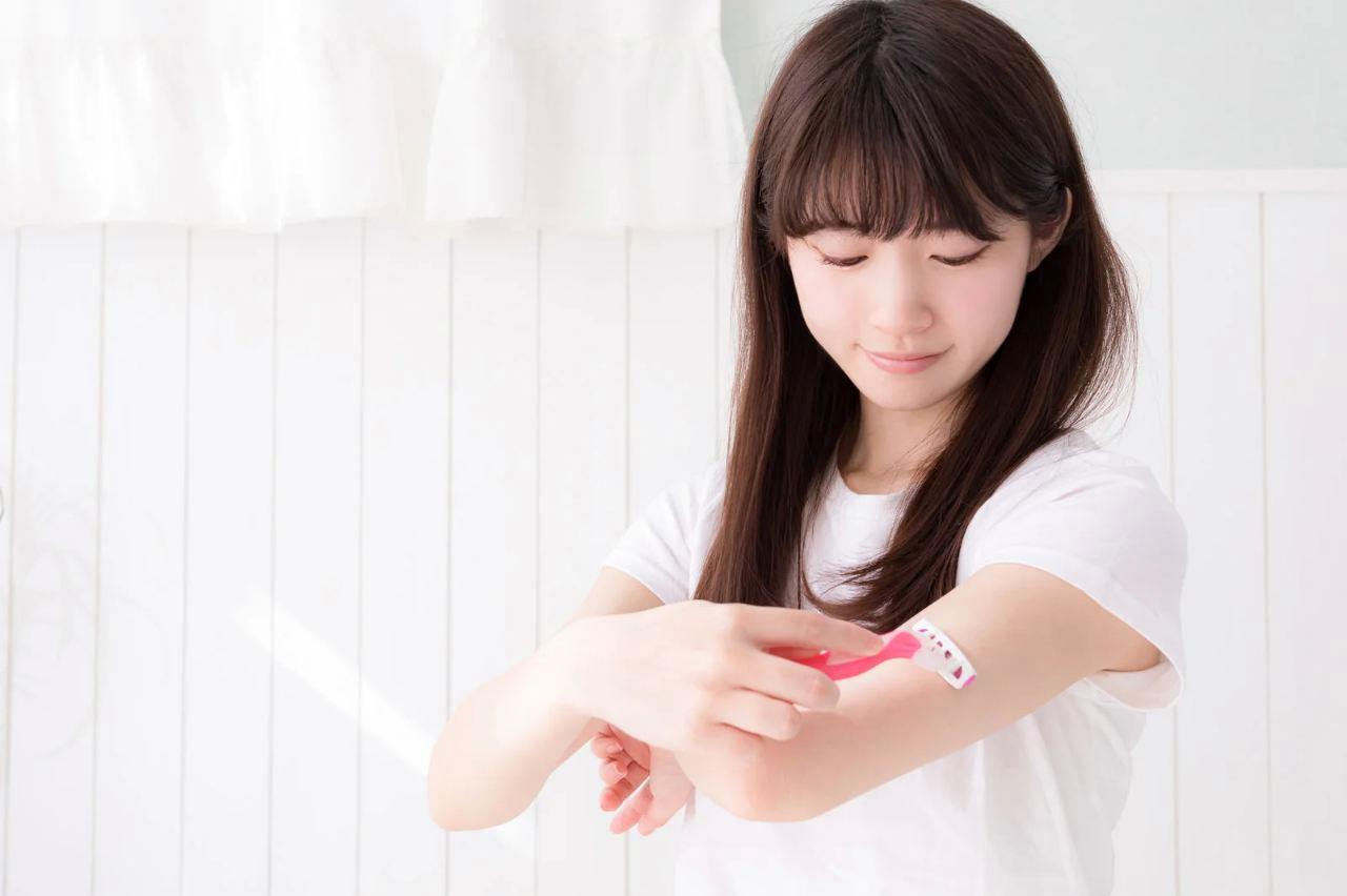 鏡で見たときに肌が暗く見えるくすみの原因を解説するイメージ画像
