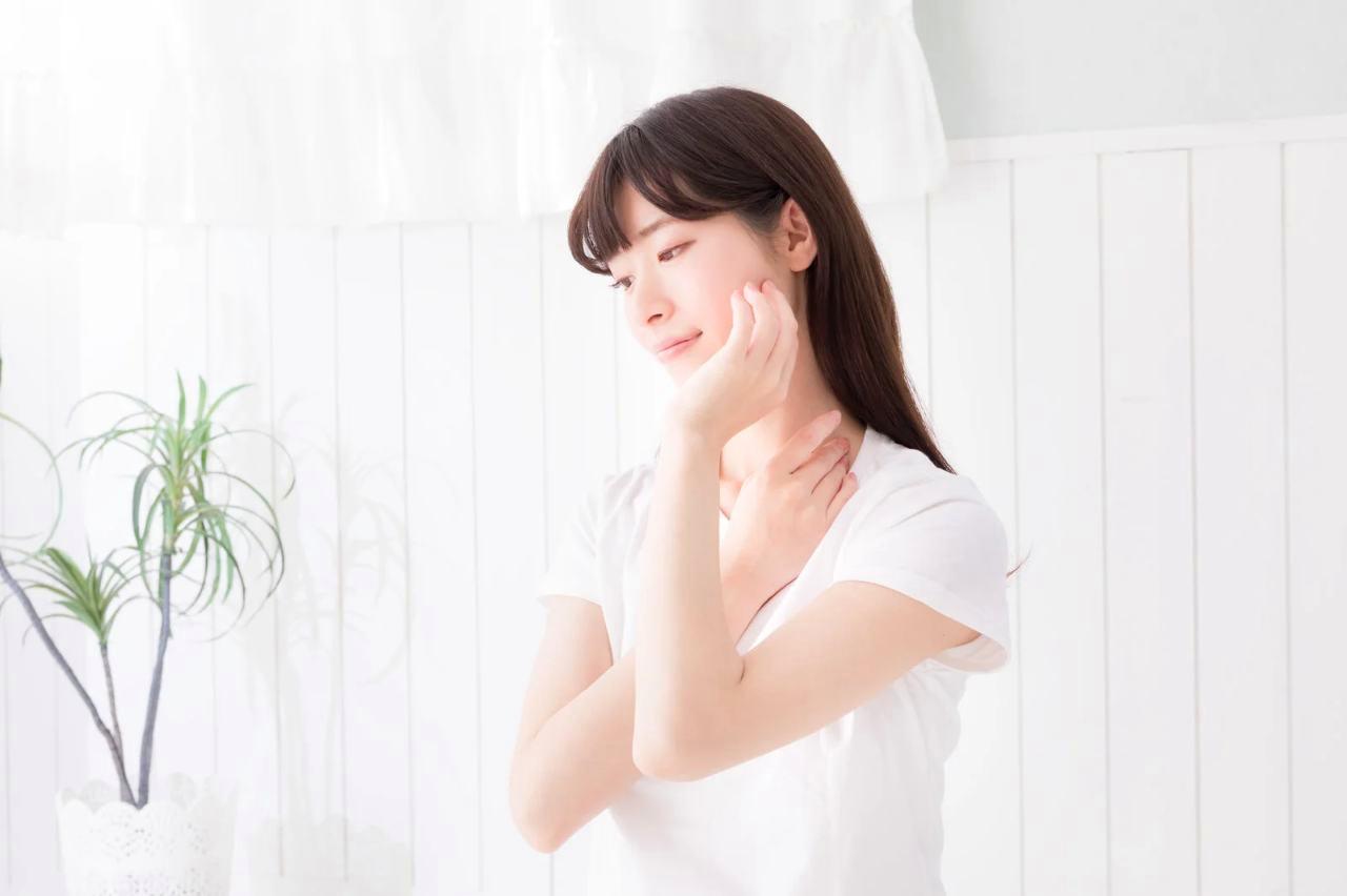 明るく透明感のある肌で微笑む女性のイメージ