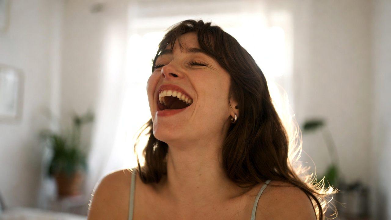 我慢ダイエットで疲れ果てた女性が鏡の前でため息をつく様子