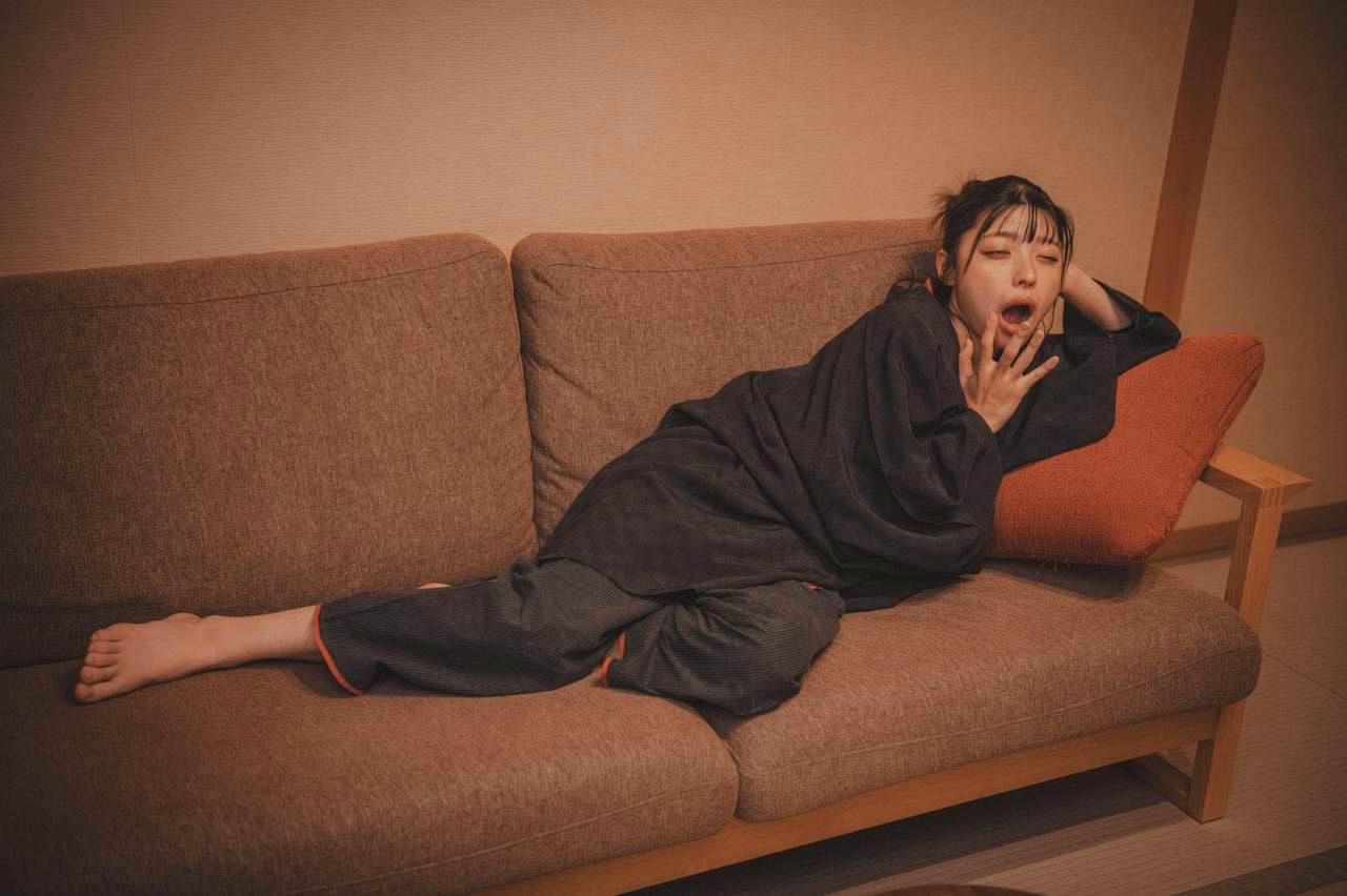 オフィスのデスク下でかかと上げ下げをしている足元の写真