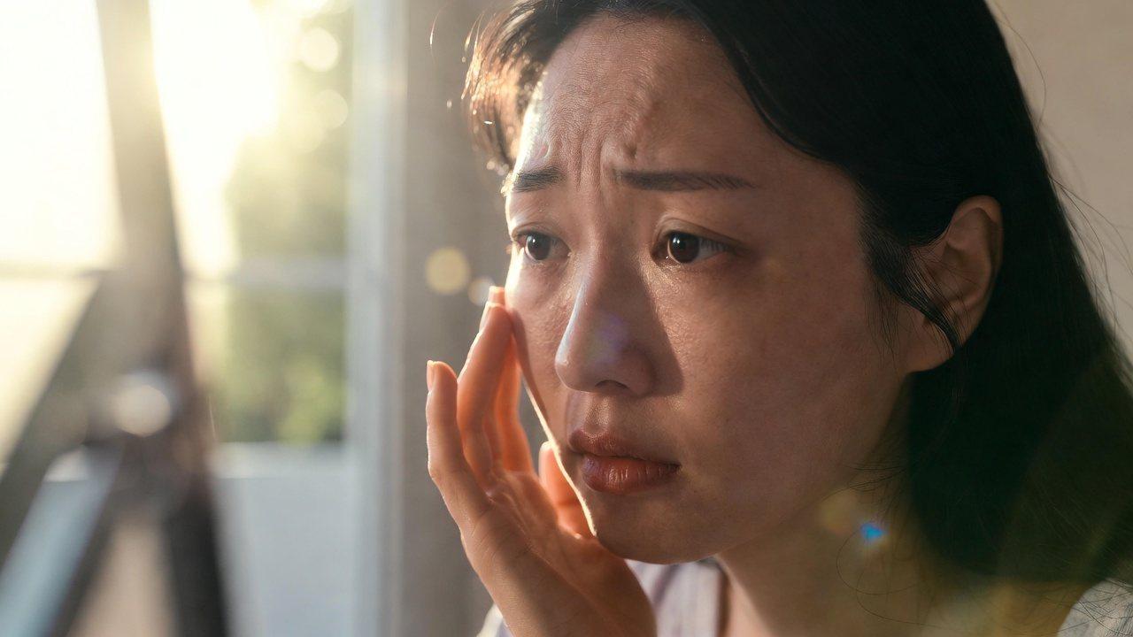 日焼け止めミストを手に持って、肌への負担を気にしている女性のイメージ