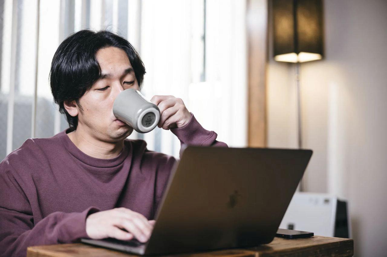 緑茶や麦茶のボトルが並ぶスーパーでのイメージ
