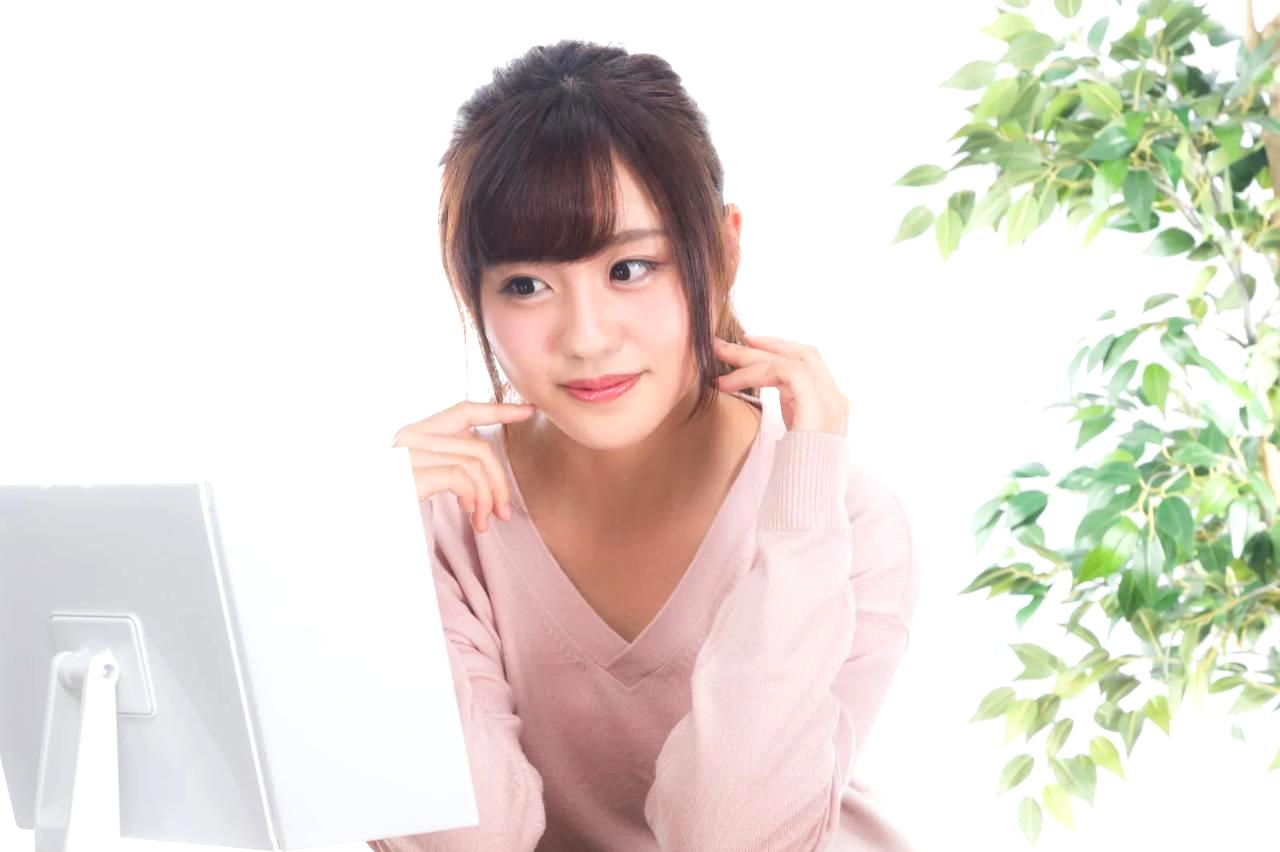 ニキビ肌でも安心して使える日焼け止めミストを選ぶ女性のイメージ画像