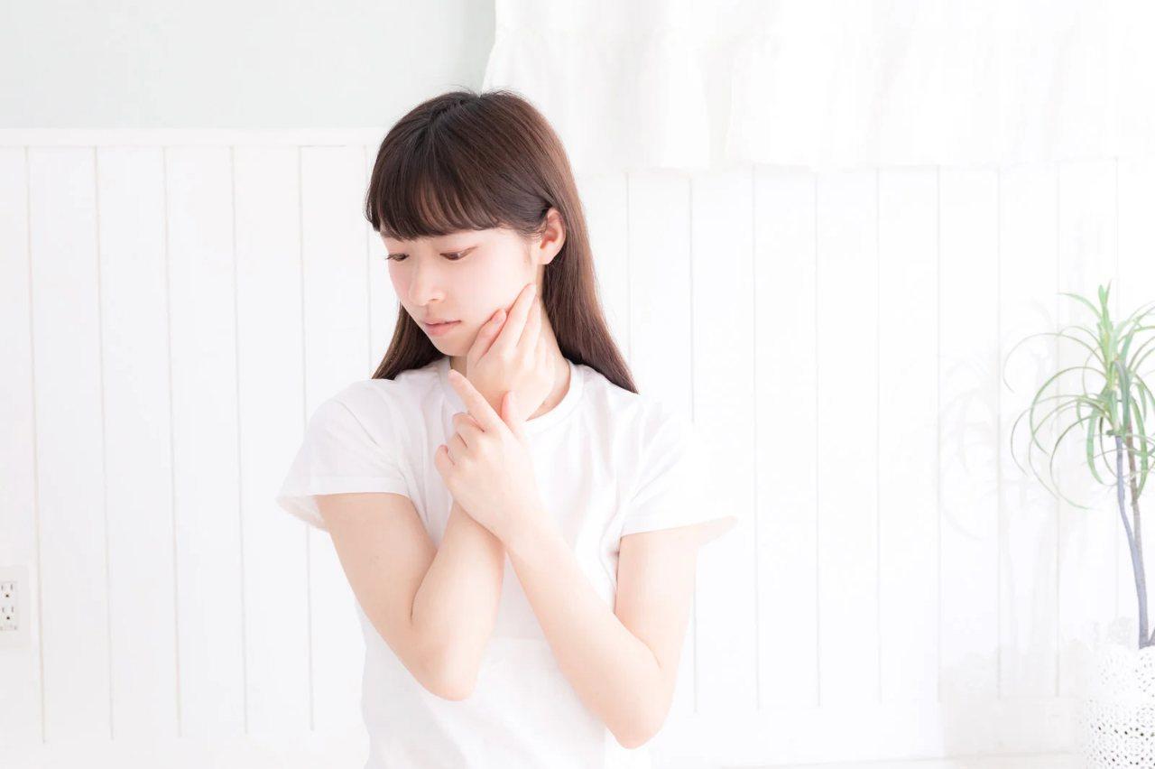 うるおい感のあるバームタイプの日焼け止めと美しい肌のイメージ