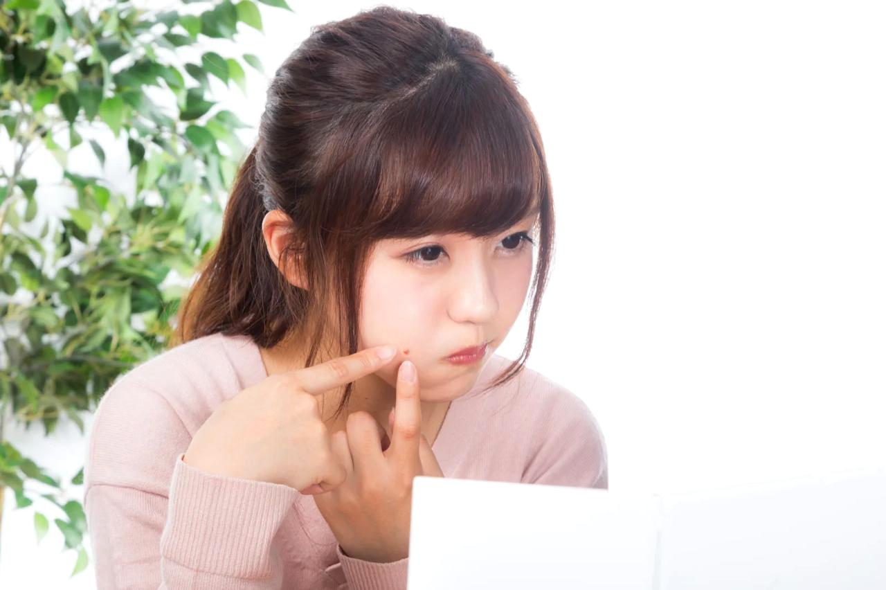 赤ニキビの炎症メカニズムとニキビ跡のリスクを解説する画像