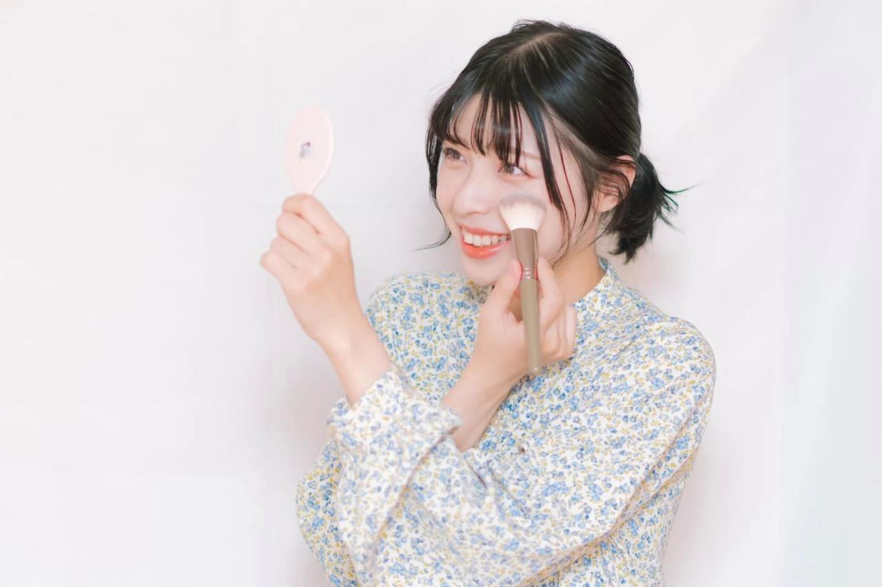夜のウォーキングで健康的な肌を目指す女性のイメージ