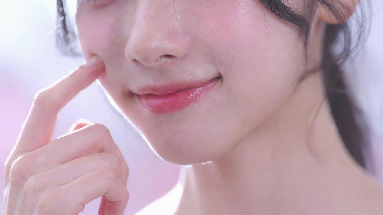 清潔な水ですすぎを行う女性の洗顔後ケア