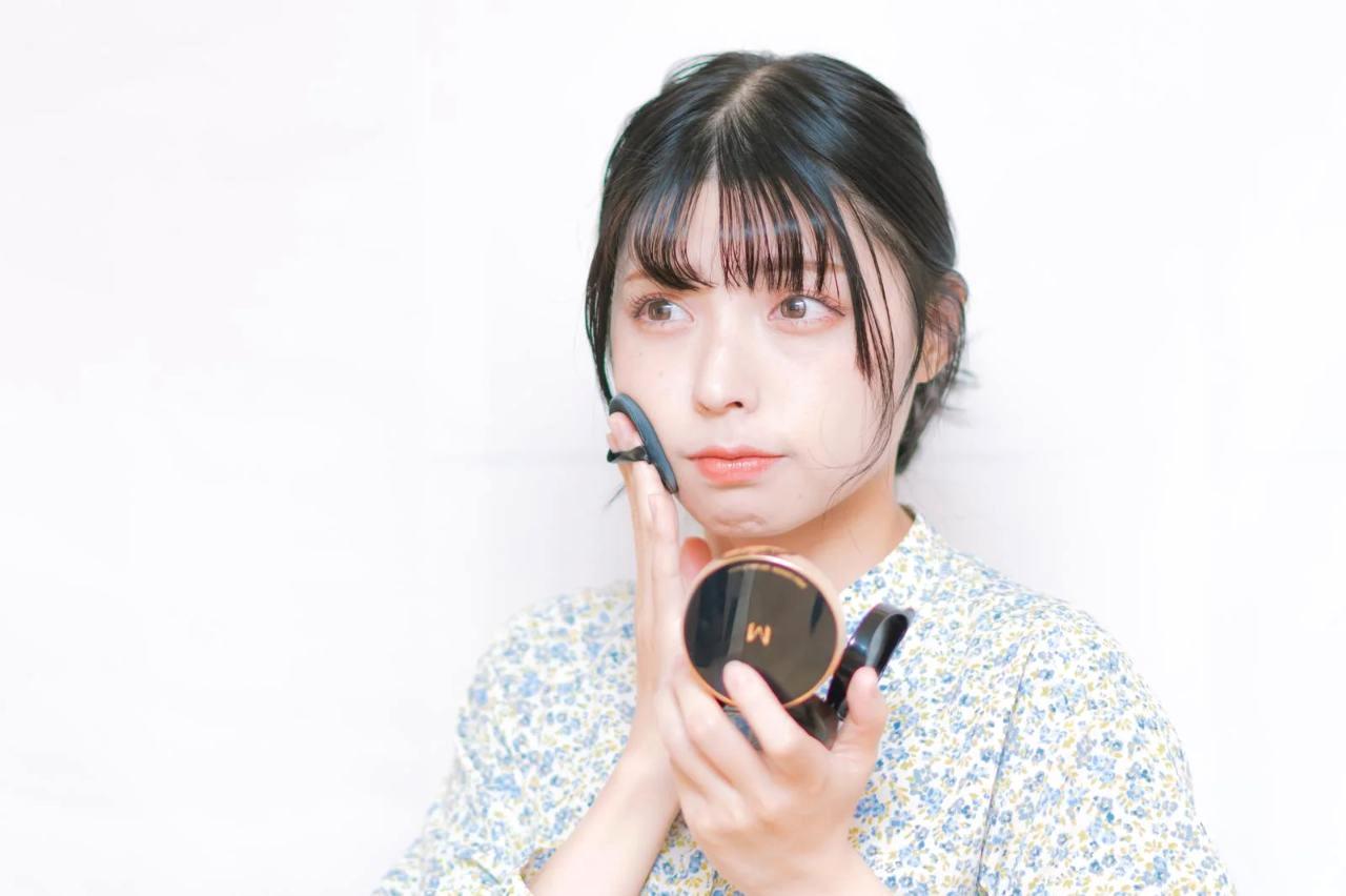 日焼け止めの使い方を見直している女性の洗面台前のイメージ